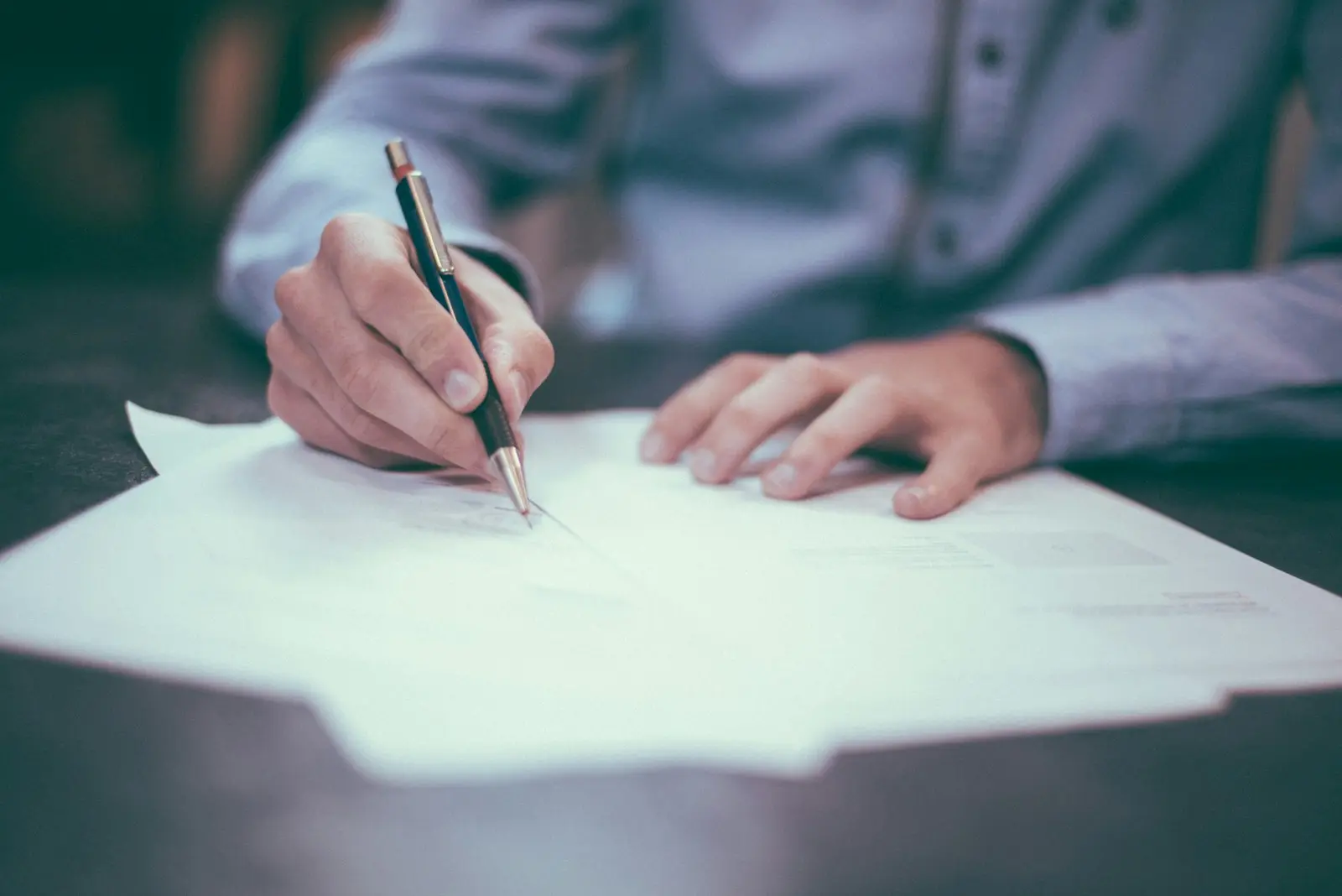 Empresario firmando la documentación necesaria para solicitar el número EORI