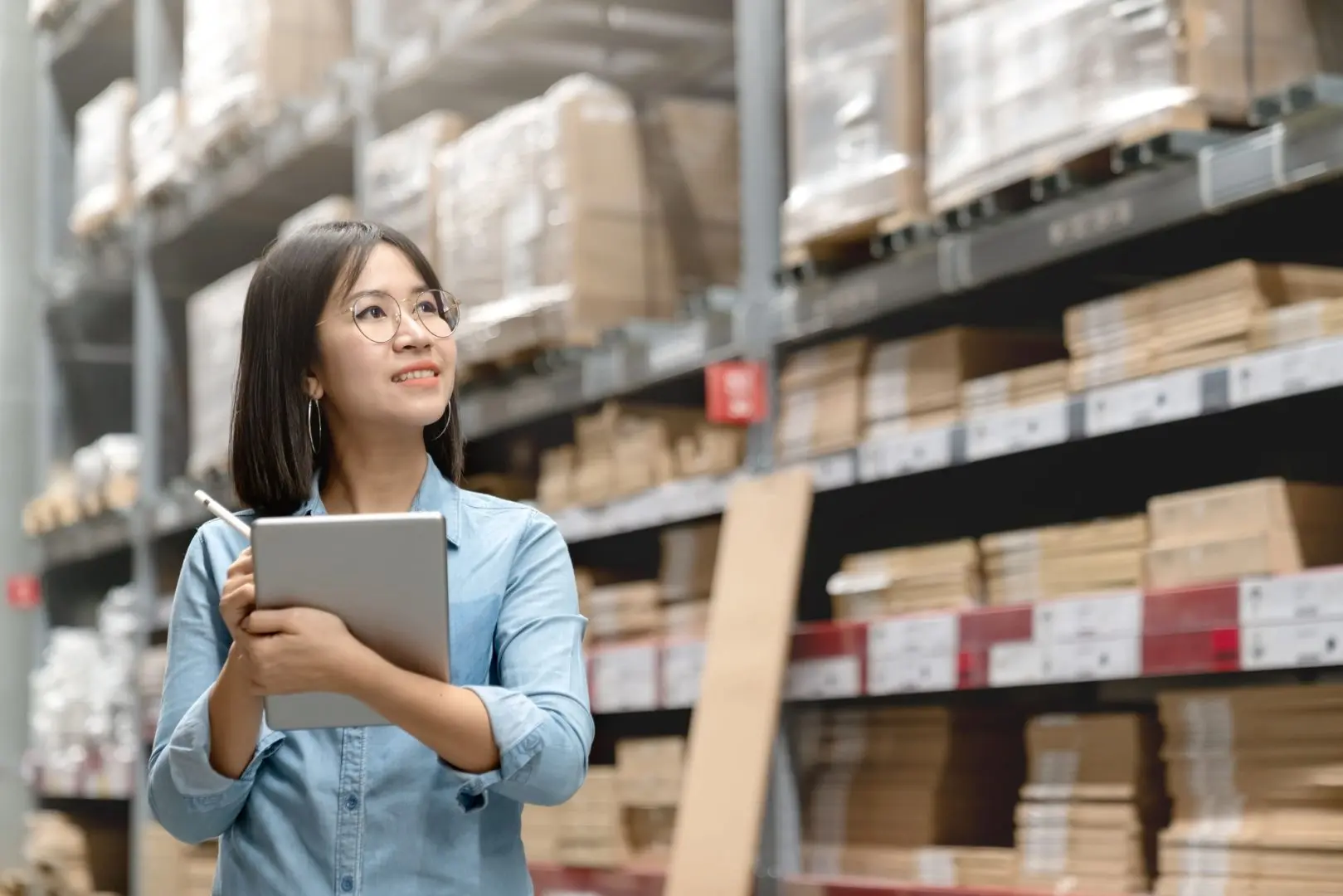 Técnico realizando una inspección de mercancía en un almacén de China