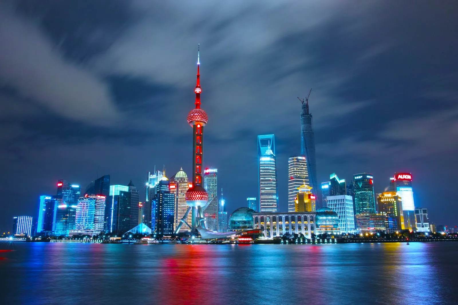 Skyline nocturno e iluminado de una megaciudad china, símbolo de la China industrial moderna