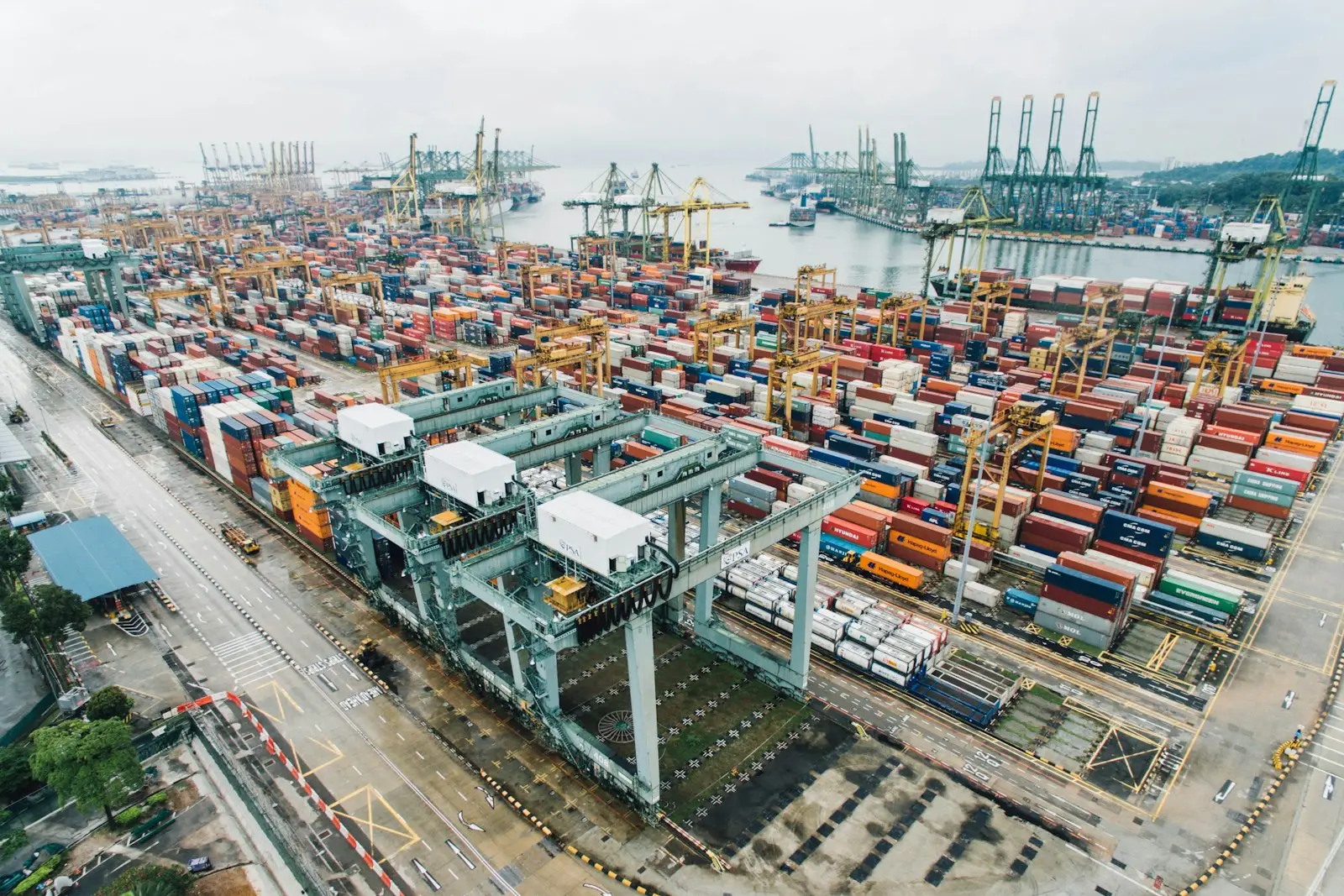Vista aérea de una terminal de contenedores con grúas portuarias en China